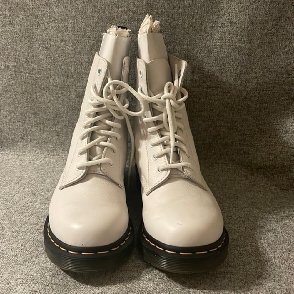 Dr. Martens 1460 Smooth Lace-up Boots. NEW